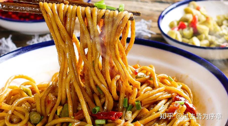 武汉美食必去攻略：从热干面到江边夜宵，带你吃遍地道美味